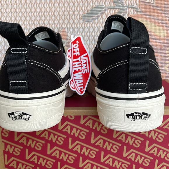 Vans Men’s Sentry Old Skool (Canvas) Black/Marshmallow
VN0A5KR3VQE
Sneakers - Picture 14 of 16